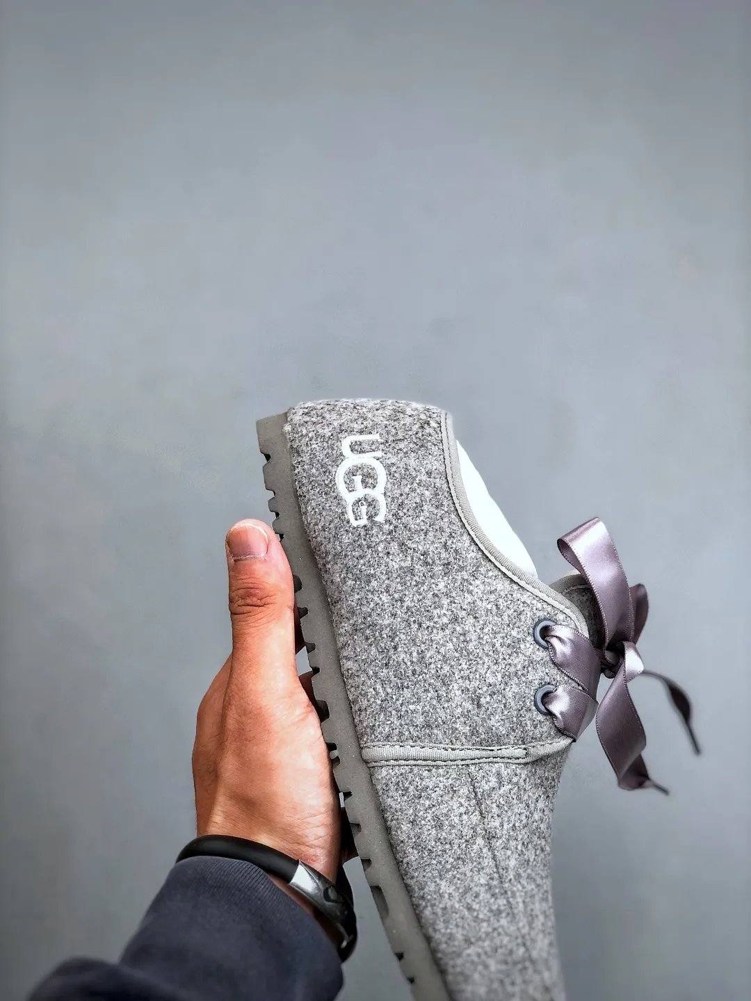 Local self-pickup 💰520 supports store release. The best-selling model on the entire network at the end of the year, UGG Mary Jane Mule slippers, 1.5CM thin sole, women's model, Xiaohongshu hot model, produced by a major foreign trade factory in Guangzhou, from toe to insole, real sheep fur, independent outer box packaging, craftsmanship, different from any version on the market, 1.5Ccm thin sole, independent original development of outsole, cashmere insole, keeping warm in winter, going out, and a very suitable choice for home use. This year uug launches a style series Partly catered to the preferences of young consumers, it has also moved to the forefront of fashion trends. Shoe body material: suede upper, 17mm UGGPURE™ implanted wool insole, lightweight non-slip and comfortable rubber outsole, with brand LOGO and trademark, with full packaging Size: 35-40